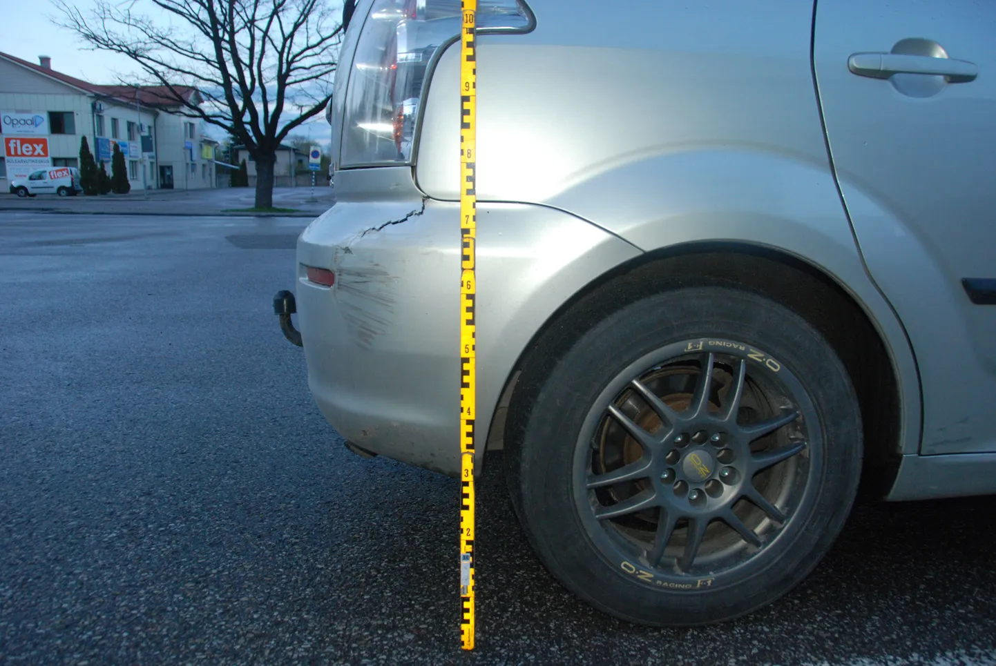 Munga tänava parklas rikkus seni kindlaks tegemata kaasliikleja Toyota tagaosa.