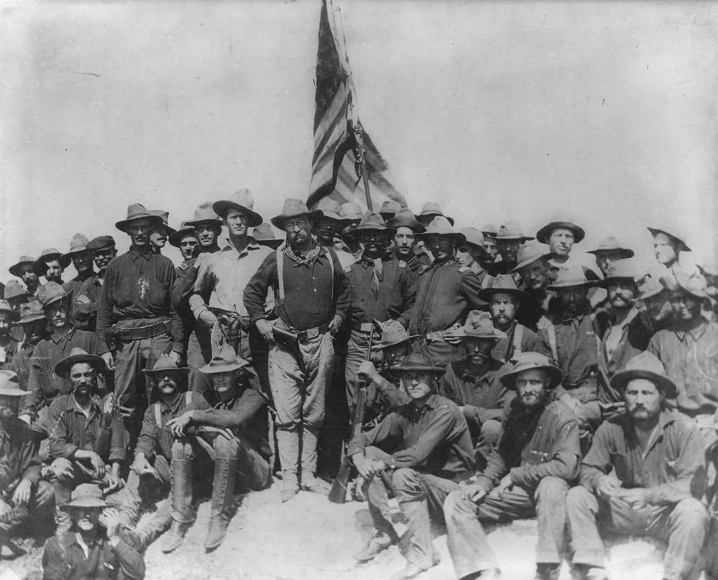 Tulevane USA president ja Nobeli rahupreemia laureaat kolonel Theodore Roosevelt (keskel), vabatahtlike ratsaväeosa Rough Riders, 3. vabatahtliku ja 10. ratsaväe rügemendi liikmed Kuubal Hispaania-Ameerika sõjas juulis 1898.