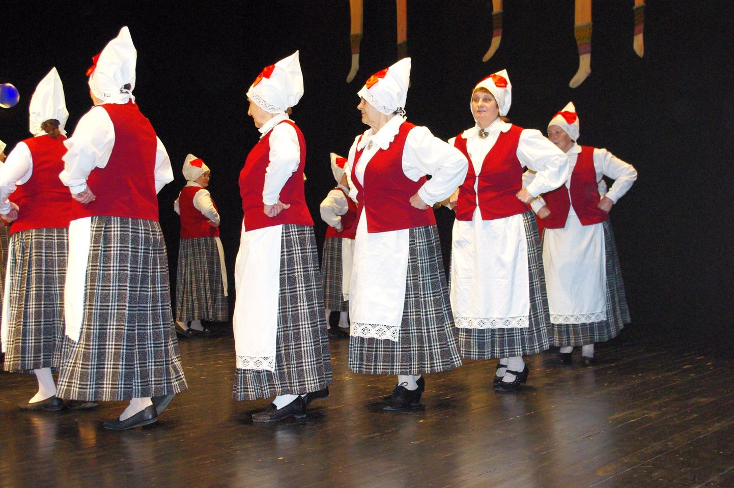 Kodukultuurimaja laval tantsib Kädi Pärnoja juhendusel tegutsev Vändra seenioride tantsurühm Värten.