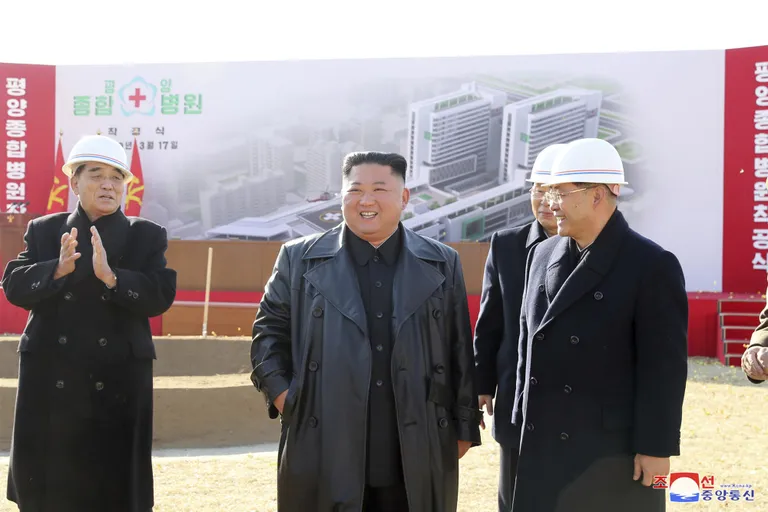 Põhja-Korea liider Kim Jong-un (keskel, ilma kaitsekiivrita) külastas koos kõrgete ametnikega Pyongyangis uue haigla ehituspaika