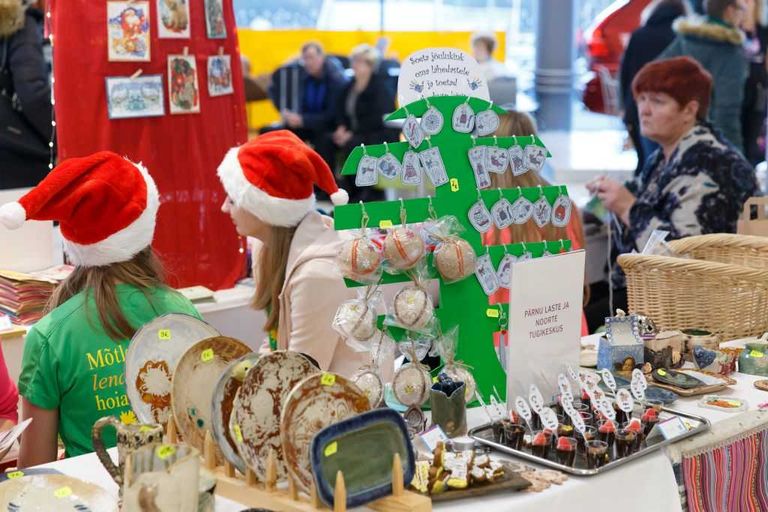 Lastekodude jõululaat Topeltkink 2017. aastal Ülemiste keskuses.