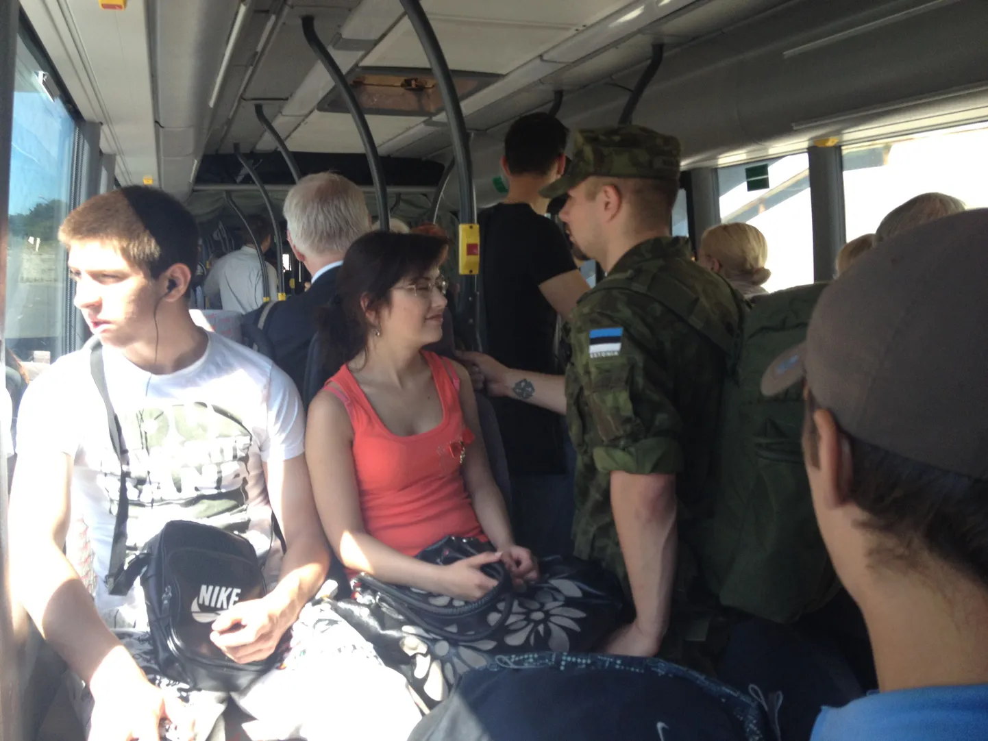 Эстонский солдат "демонстрирует" пассажирам таллиннского автобуса свою наколку