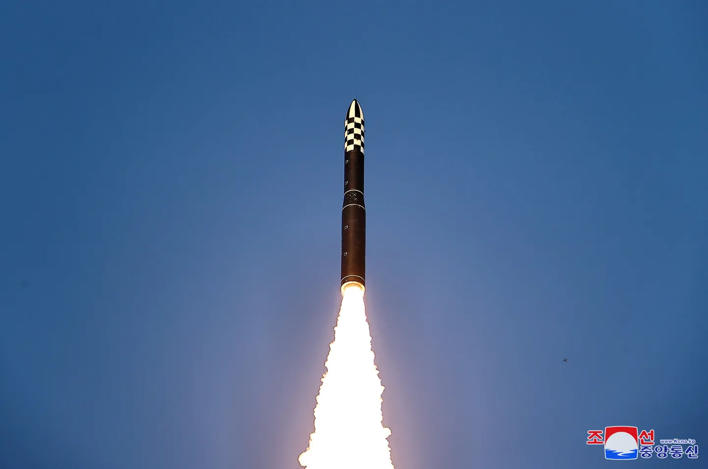 Ziemeļkorejas palaistā ballistiskā raķete 18. decembrī.