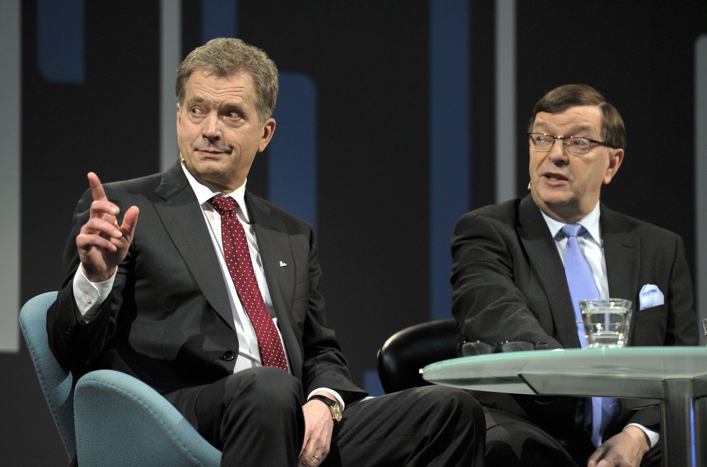 Sauli Niinistö (vasakul) koos Paavo Väyryneniga presidendivalimistele eelnenud debatil.
