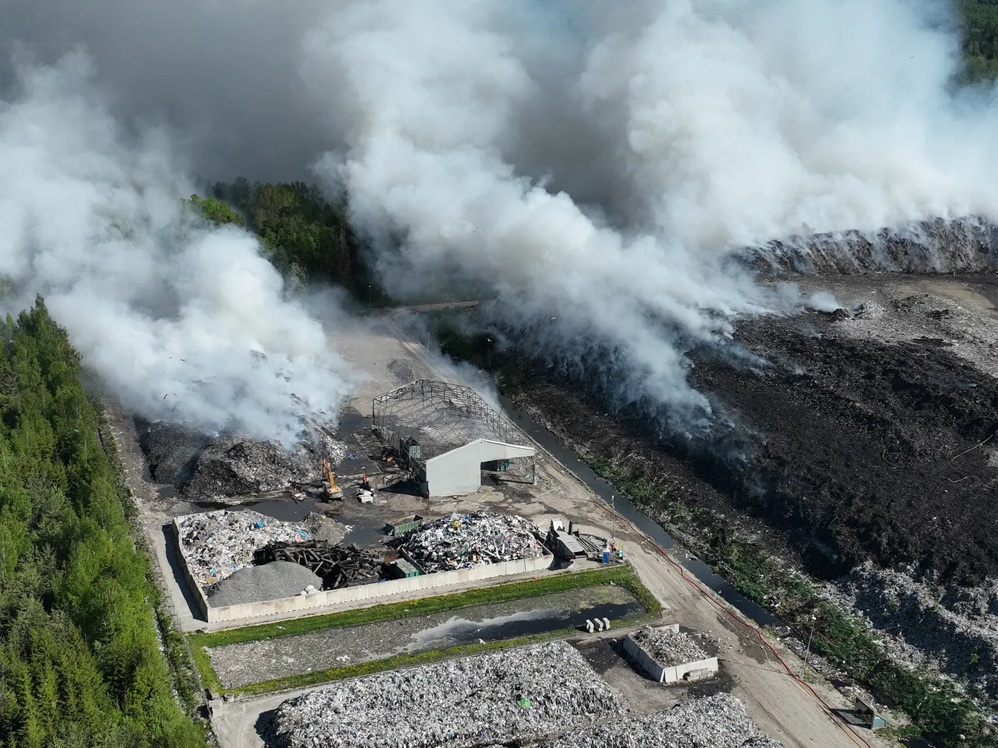 Пожар в Уйкала начался вечером 22 мая и в момент его пика огонь охватил на горе отходов 30-метровой высоты площадь в 4,2 гектара.