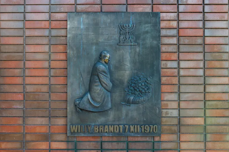Памятник Вилли Брандту в Варшаве.