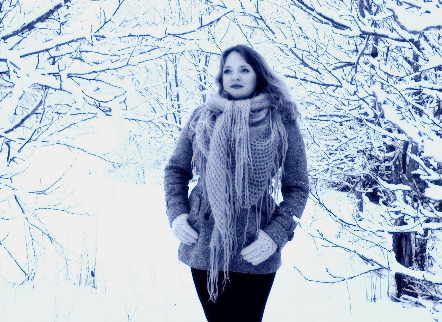 Laulja Hedvig Hansonile on koroonakriis tõsine katsumus. Pimedat aega üle elada aitavad loodus ja valguse otsimine enese seest.