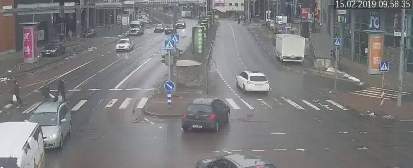 Движение с отключенными светофорами на перекрестке у "Стокманна".