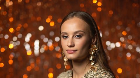 KAS SÜDA ON TAAS VÕETUD? ⟩ Näitleja Amanda Hermiine Künnapast nähti tuntud koomikuga õrnusi vahetamas: vana uudis