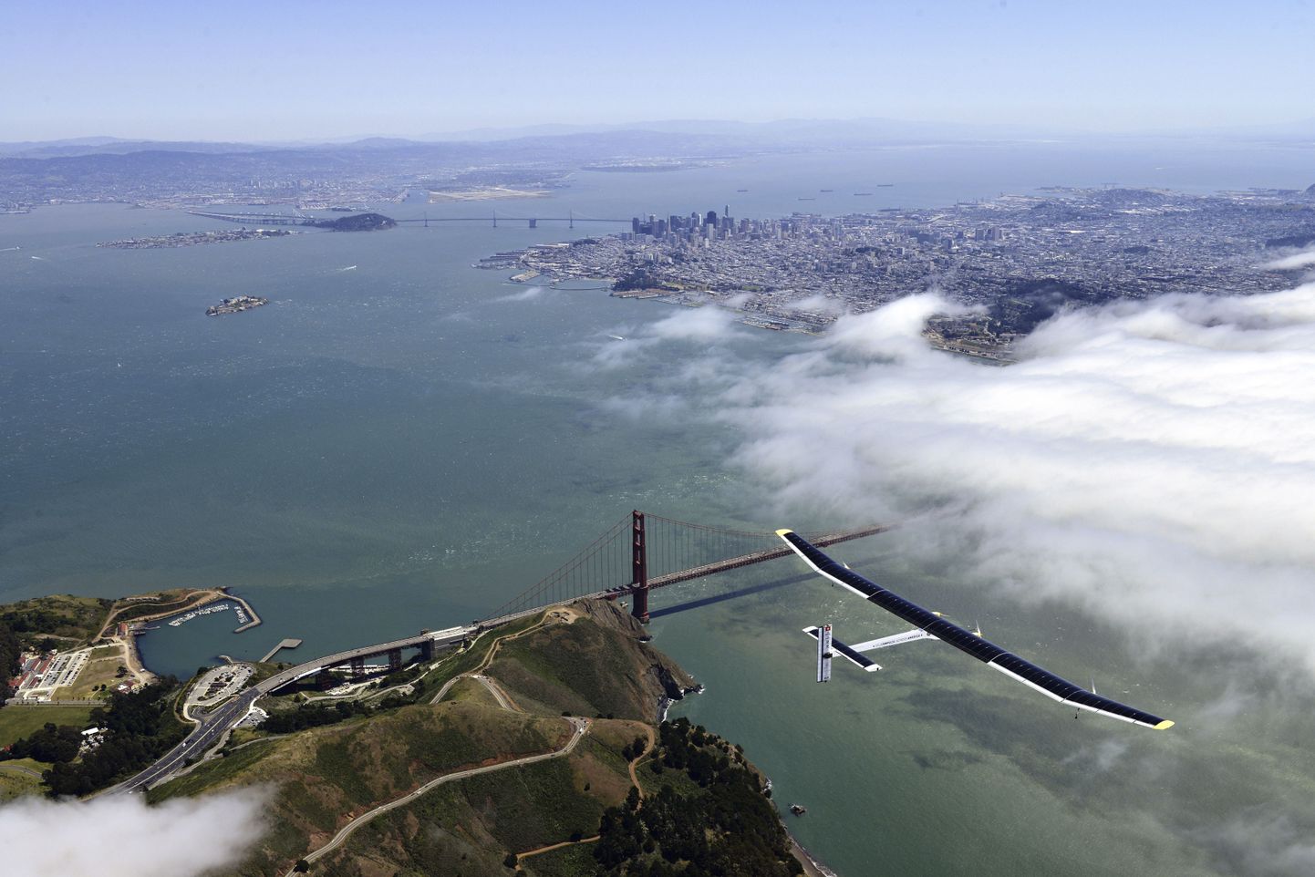 Solar Impulse Californias Kuldvärava (Golden Gate Bridge) silla kohal.