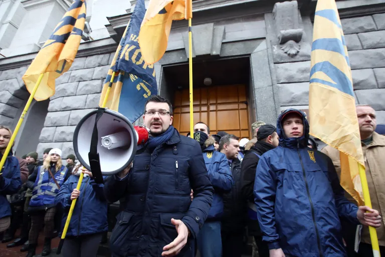 Rahvuskorpuse ja Rahvaväe liikmed SBU hoone juures meeleavaldusel.