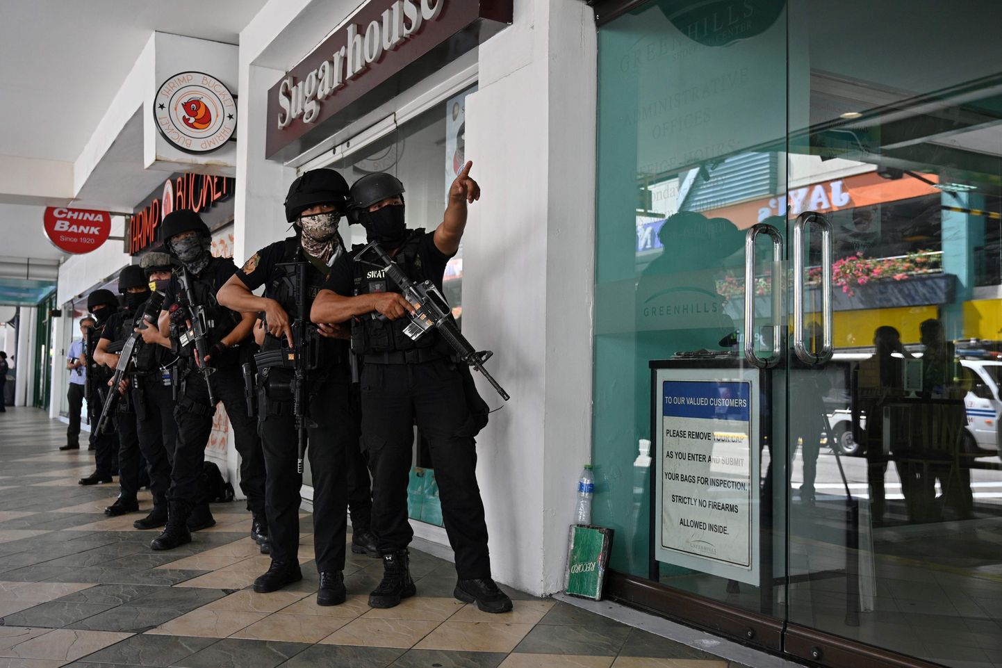 Politsei erirühm asumas positsioonidele Manila ostukeskuse juures.