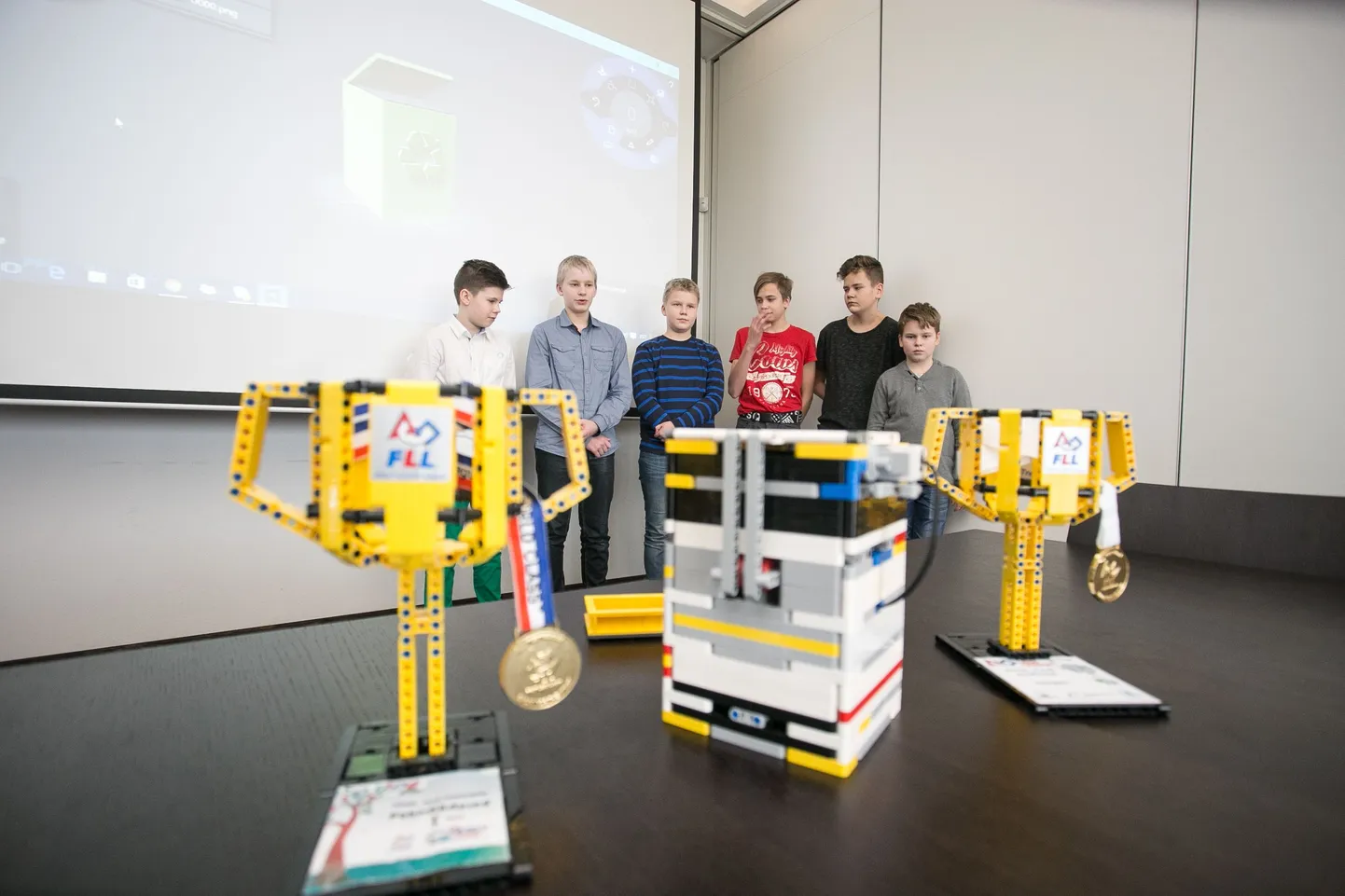 Sõmeru robootikaringi Triblox poisid  panid sellel nädalavahetusel kinni First Lego League finaali.