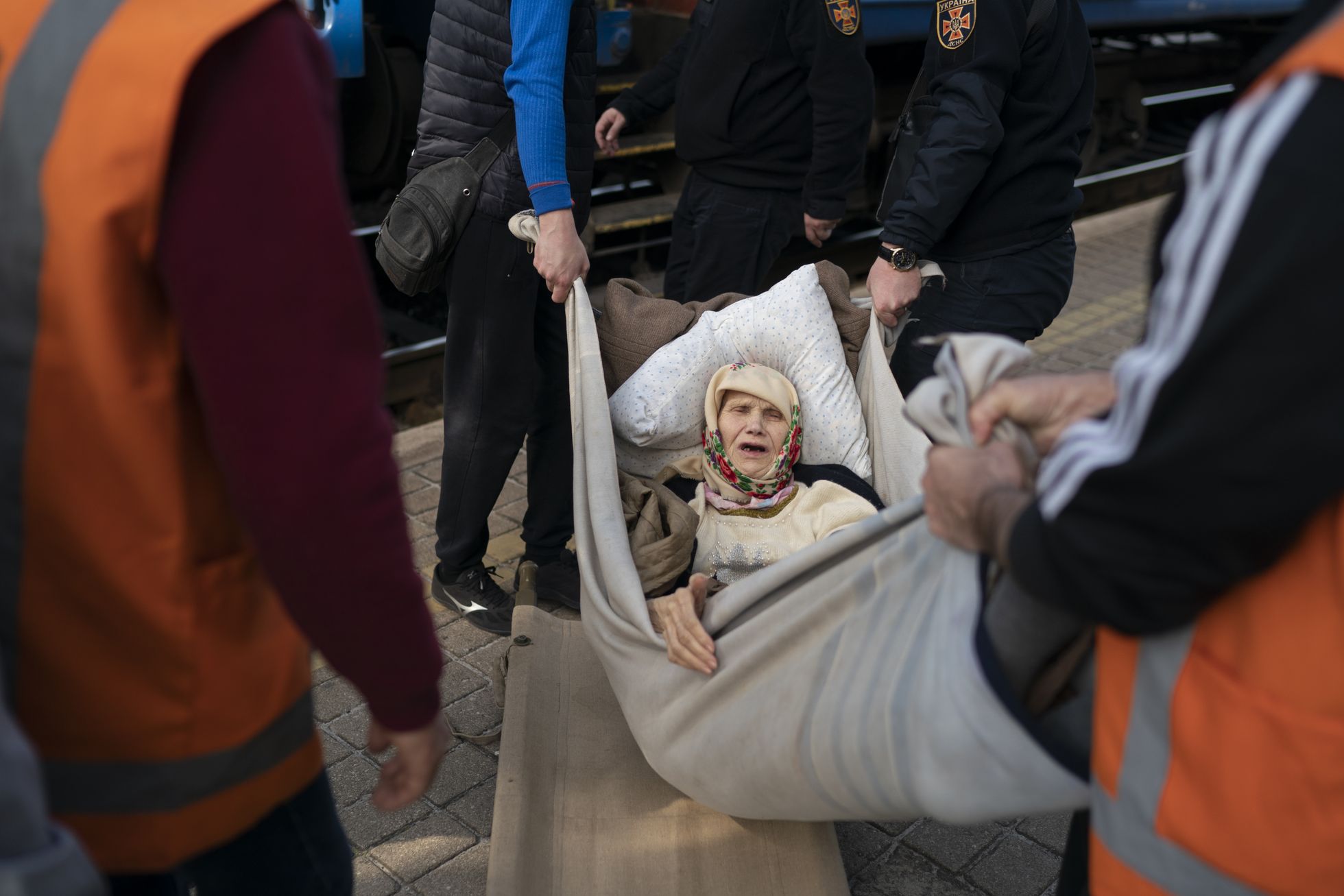 Ukraina päästjad kandmas 91-aastast Klavidijat, kes põgenes Sjeverodonetskist, eile rongile Pokrovski jaamas Donetski oblastis.