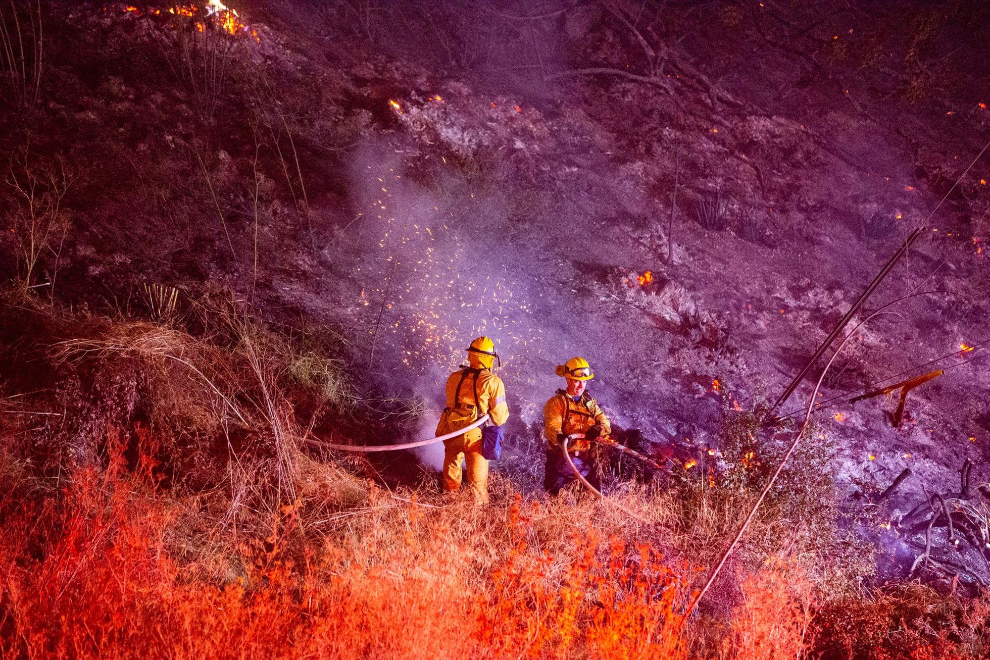 Tuletõrjujad võitlemas leekidega Getty keskuse lähistel Los Angeleses.
