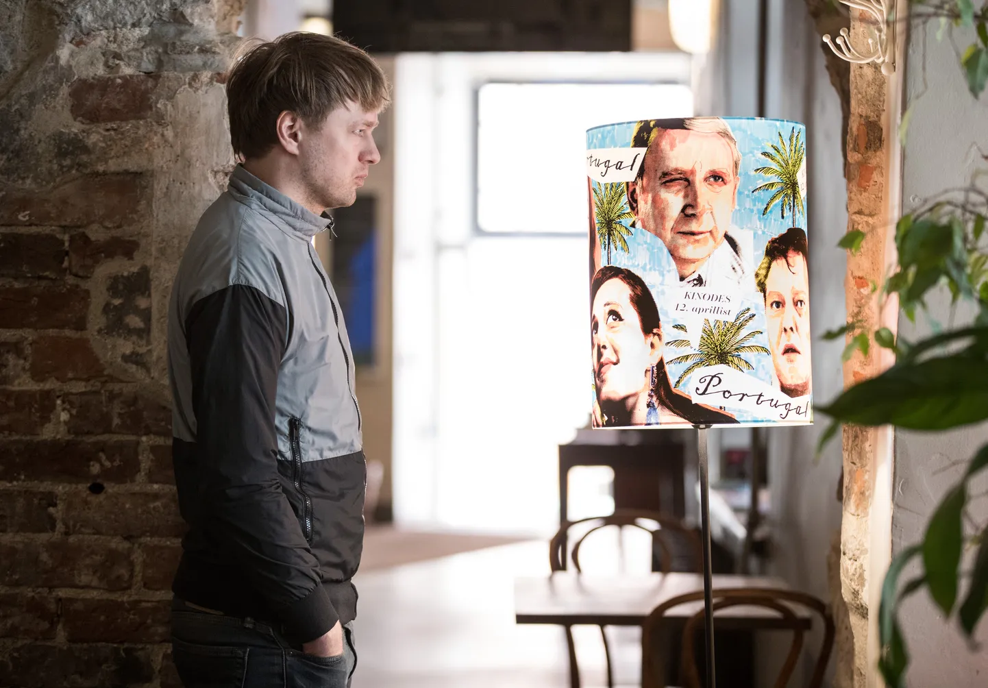 «Et elu oleks empaatilisem,» vastas Lauri Lagle küsimusele, mida ta soovis oma täna esilinastuva esimese mängufilmiga «Portugal» öelda. 

Portugali filmi režhissöör Lauri Lagle. 

lt/: Foto: LIIS TREIMANN