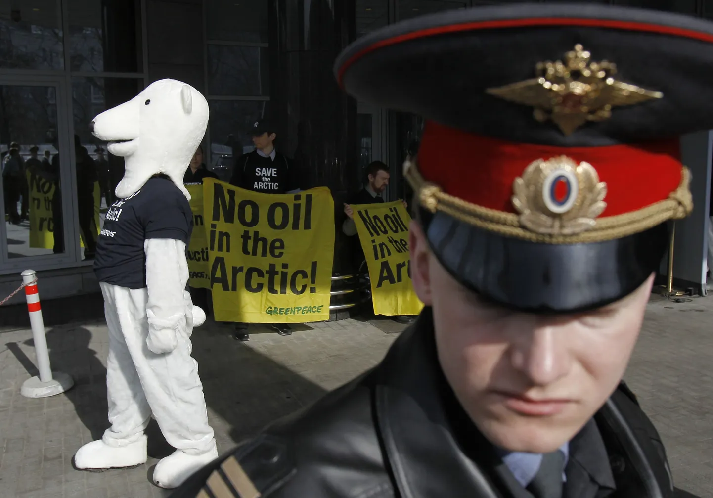 Vene politseinik möödumas keskkonnaaktivistide meeleavaldusest.