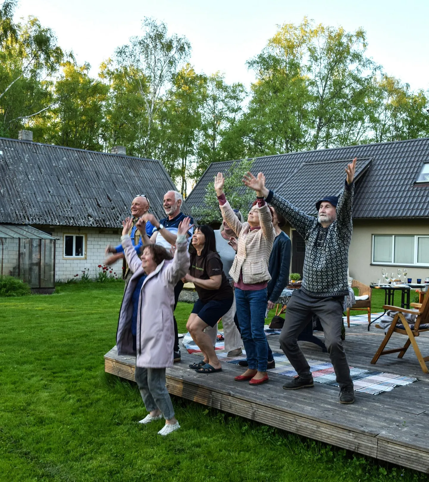 Aega on veel. Terrassil hõiskavad Priit Jõgi, Erki Berends, Kai Maran, Aime Jõgi, Krista Aru (keskel), tema taga peidus Mare Pihlak ja Aune Unt ning paremal Mati Määrits.