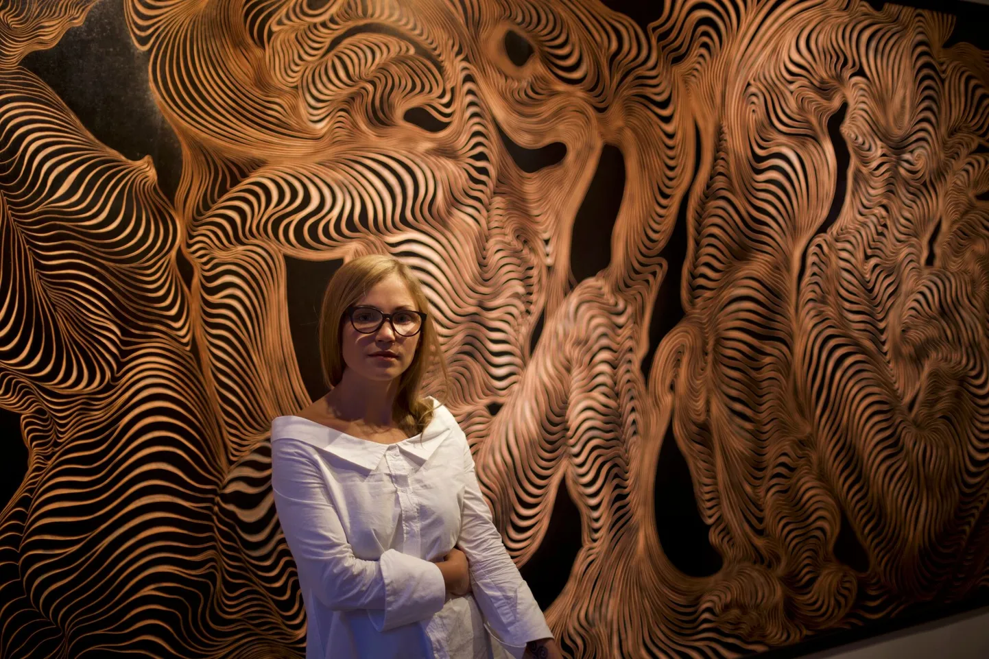 Kunstnik Regina Mareta Soonsein oma näitusel «Mõtteta mõte».