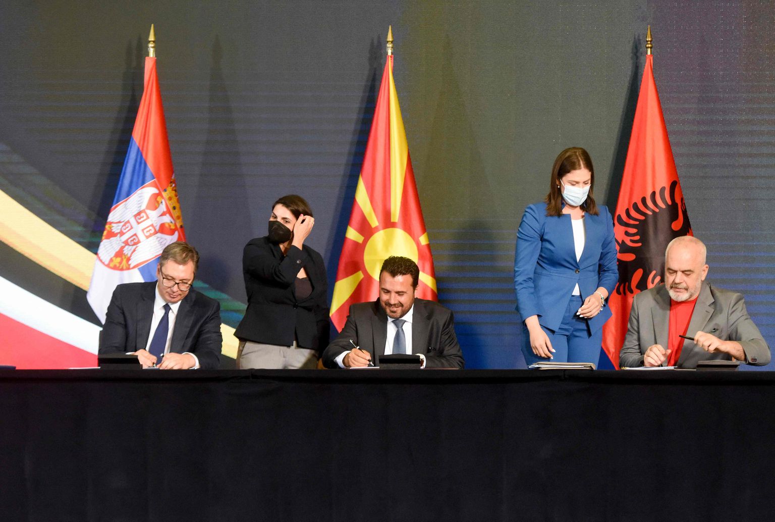 Põhja-Makedoonia peaminister Zoran Zaev (keskel), Serbia president Aleksandar Vucic (vasakul) ja Albaania peaminister Edi Rama (paremal) allkirjastamas dokumente Skopjes toimuval Regionaalse Koostöö Majandusfoorumil.
