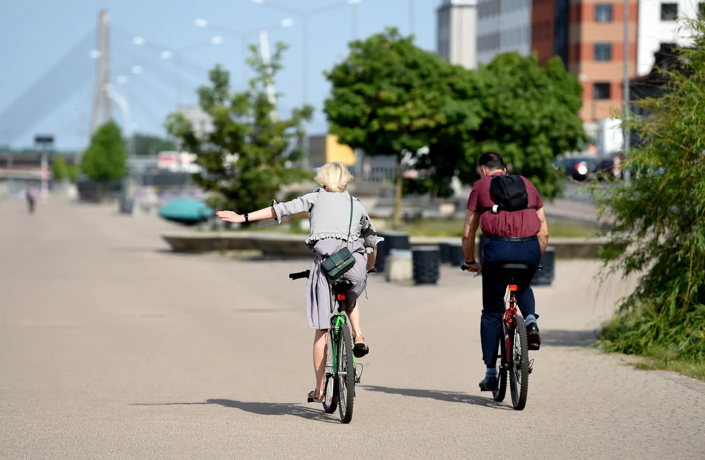 Velosipēdisti Daugavas promenādē.