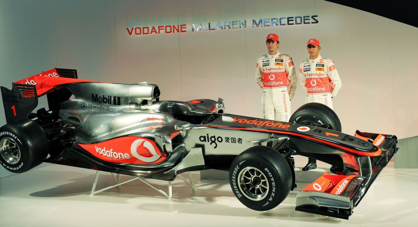 Jenson Button (vasakul) ja Lewis Hamilton McLareni 2010. aasta vormel-1 masina esitlusel.