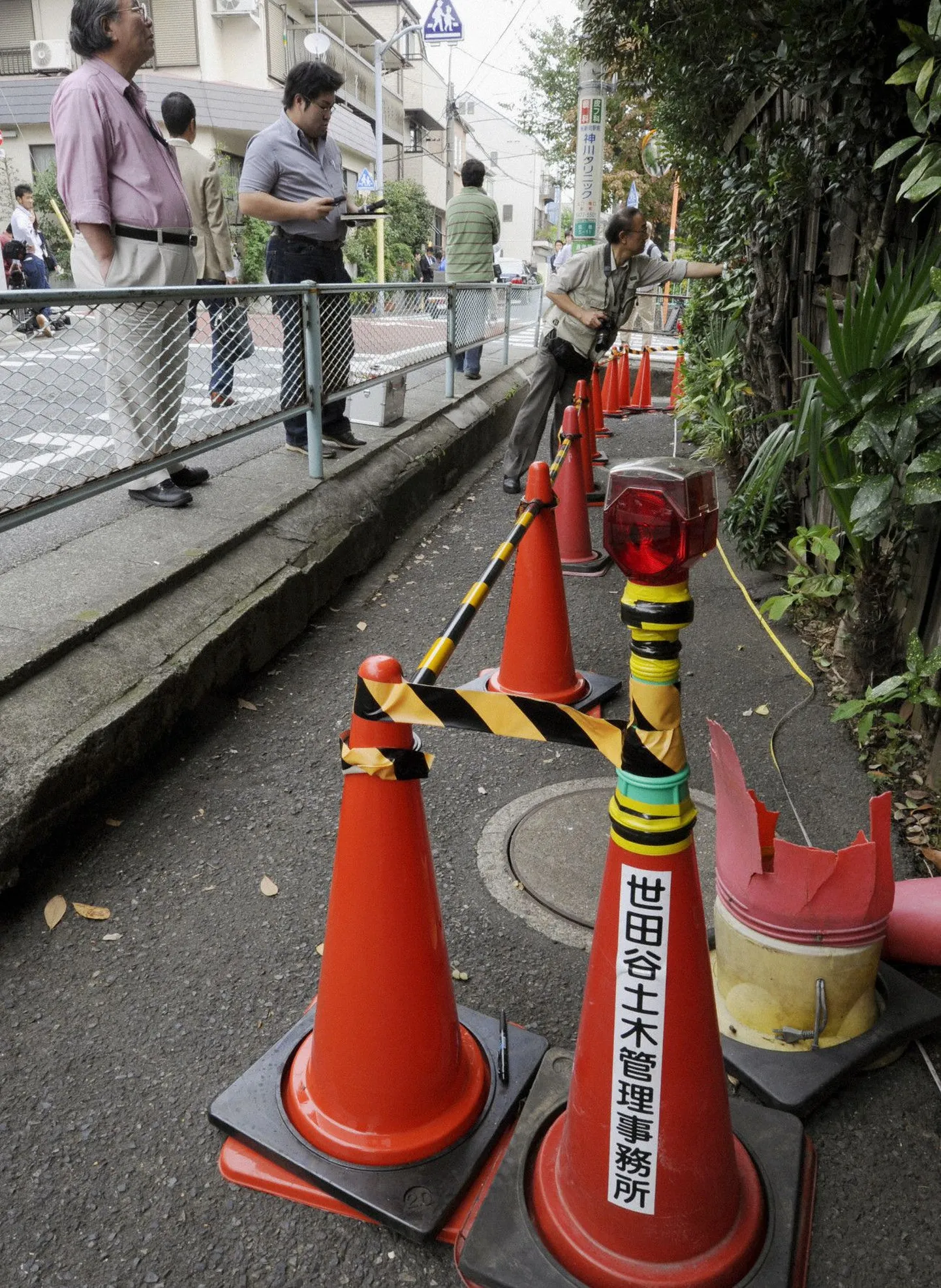 Setagaya piirkond, kus avastati kõrgenenud kiirgustase. 




Ward in Tokyo where airborne radiation of up to 3.35 microsieverts per hour, exceeding readings in some evacuation zones around the crippled Fukushima Daiichi nuclear power plant plant, was detected the same day in seen in this photo taken by Kyodo on October 13, 2011. Road cones have been placed around the site by the ward office, as the sidewalk is used as a route to a nearby elementary school. Small radiation hotspots have been detected in Tokyo and radioactive strontium has been found in nearby Yokohama seven months into the nuclear crisis, stoking worries in the nation's most populated areas far from the crippled Fukushima plant. Mandatory Credit. REUTERS/Kyodo (JAPAN - Tags: DISASTER ENVIRONMENT) NO SALES. NO ARCHIVES. FOR EDITORIAL USE ONLY. NOT FOR SALE FOR MARKETING OR ADVERTISING CAMPAIGNS. THIS IMAGE HAS BEEN SUPPLIED BY A THIRD PARTY. IT IS DISTRIBUTED, EXACTLY AS RECEIVED BY REUTERS, AS A SERVICE TO CLIENTS. MANDATORY CREDIT. JAPAN OUT. NO COMMERCIAL OR EDITORIAL SALES IN JAPAN.  NO COMMERCIAL USE