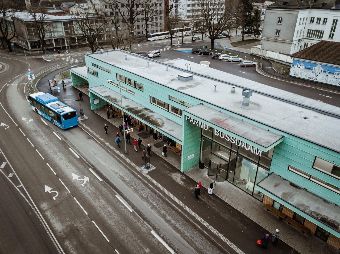Korda rikkuvad noortekambad tegid eelmisel aastal linlastele muret Pärnu uues bussijaamas.