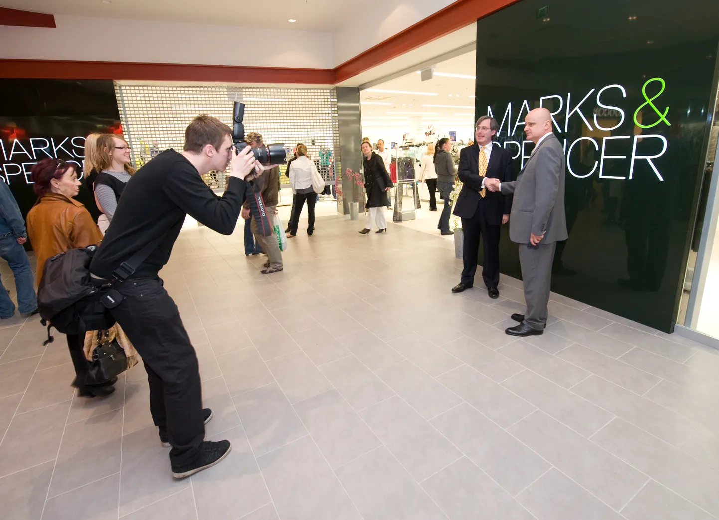 Marks & Spenceri poe avamine  Rocca al Mare keskuses. Mustas Suurbritannia suursaadik Peter Carter, hallis Marks & Spencer Ida-Euroopa osakonna juht Dusan Mrozek.