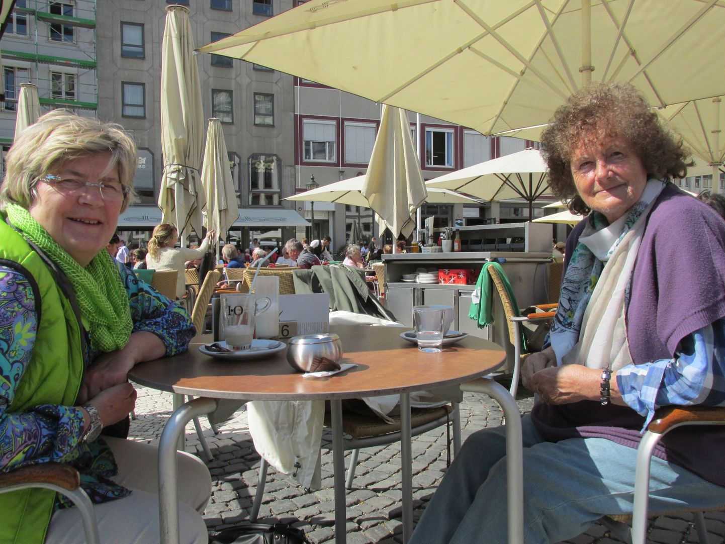 Landsbergis elav 60aastane Monika Rossmann (fotol vasakul) ja Köningsbrunnis elav 73aastane Gerda Harisch mõnulevad Augsburgi raekoja platsil Eberi kohvikus kohvi juues ja juttu ajades päikese käes. Mõlemad tunnistavad, et nende pension on üsna väike. Eriti arvestades seda, kui kalliks on kõik läinud, näiteks kommunaalmaksed. „Minu mehel on väga hea pension. Kui seda poleks, oleksime me väga hädas,” tunnistab Monika Rossmann. „Mina jäin pärast abiellumist lastega koju ning läksin alles 42aastaselt õppima ja seejärel tööle. Vaid 8 aastat töötanuna saan väga väikest pensioni.” Gerda Harisch ütleb, et kuigi ta mees on juba paar aastat surnud, siis Saksamaa seaduste järgi saab ta mehe pensioni edasi. Tänu sellele saab ta ka paremini hakkama. Kuuldes, et Eesti keskmine pension jääb 300–400 euro vahele, ei suuda naised seda uskuda. „Seda on kindlasti liiga vähe,” leiab Rossmann.
Sõbrannad arvavad, et Saksamaal pakutakse pensionäridele päris palju tegevusi. Näiteks kirikutes on seenioride pärastlõunad, kus saab kohvi juua ja teistega juttu ajada või pakutakse välja ühiseid jalutuskäike. „Meie kohtume omavahel ja teeme aiatöid,” lausub Gerda Harisch. „Korra nädalas sõidame Münchenisse, kus meie sõbrannad elavad.” Königsbrunnis uues Mühle kohvikus kohtuvad nad tihti, vähemalt paar korda nädalas, kuid sõidavad vahel ka Augsburgi.
