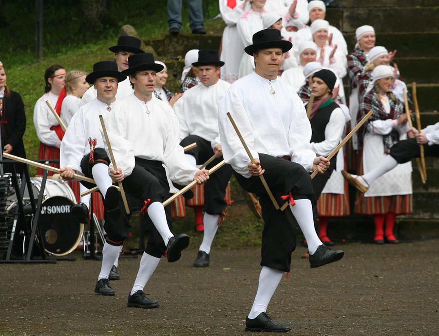 Laupäeval Viljandis peetaval maakonna tantsupeol lööb õnne otsides ja leides kaasa tuhatkond eri vanuses tantsijat ning näha saab ka nelja päris uut tantsu.