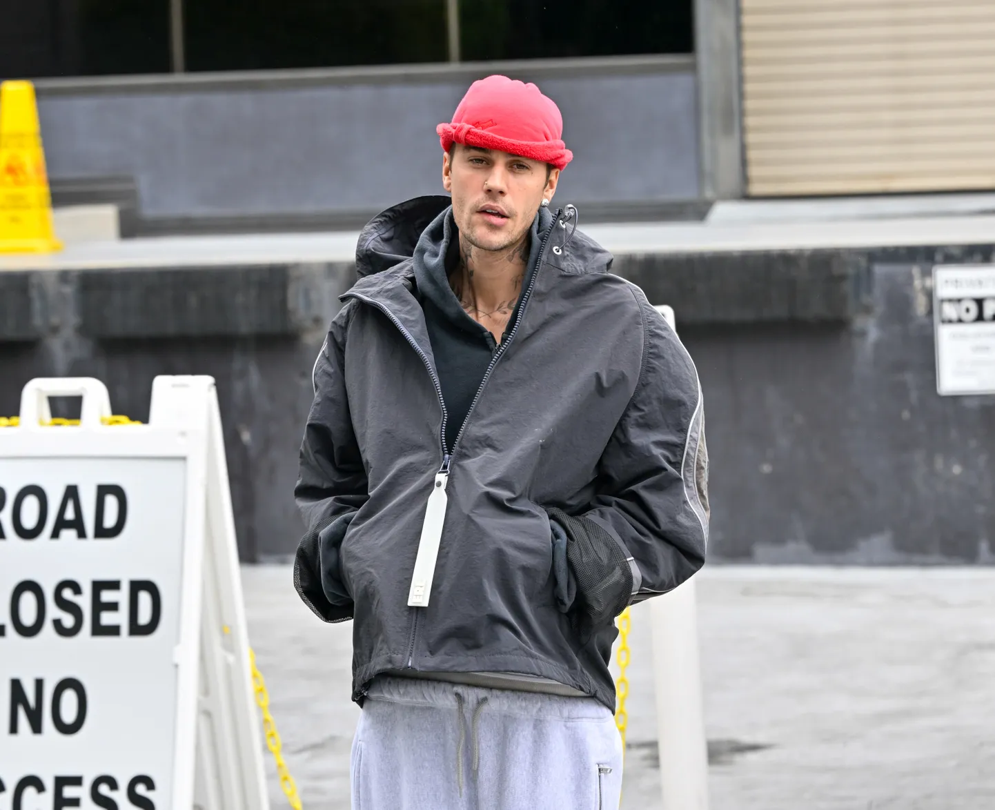 31-aastane Justin Bieber on ühismeedias kurtnud oma kehva meeleseisundi pärast ja nüüd rõhutavad ka tema koostööpartnerid, et popstaar on koost lagunemas.