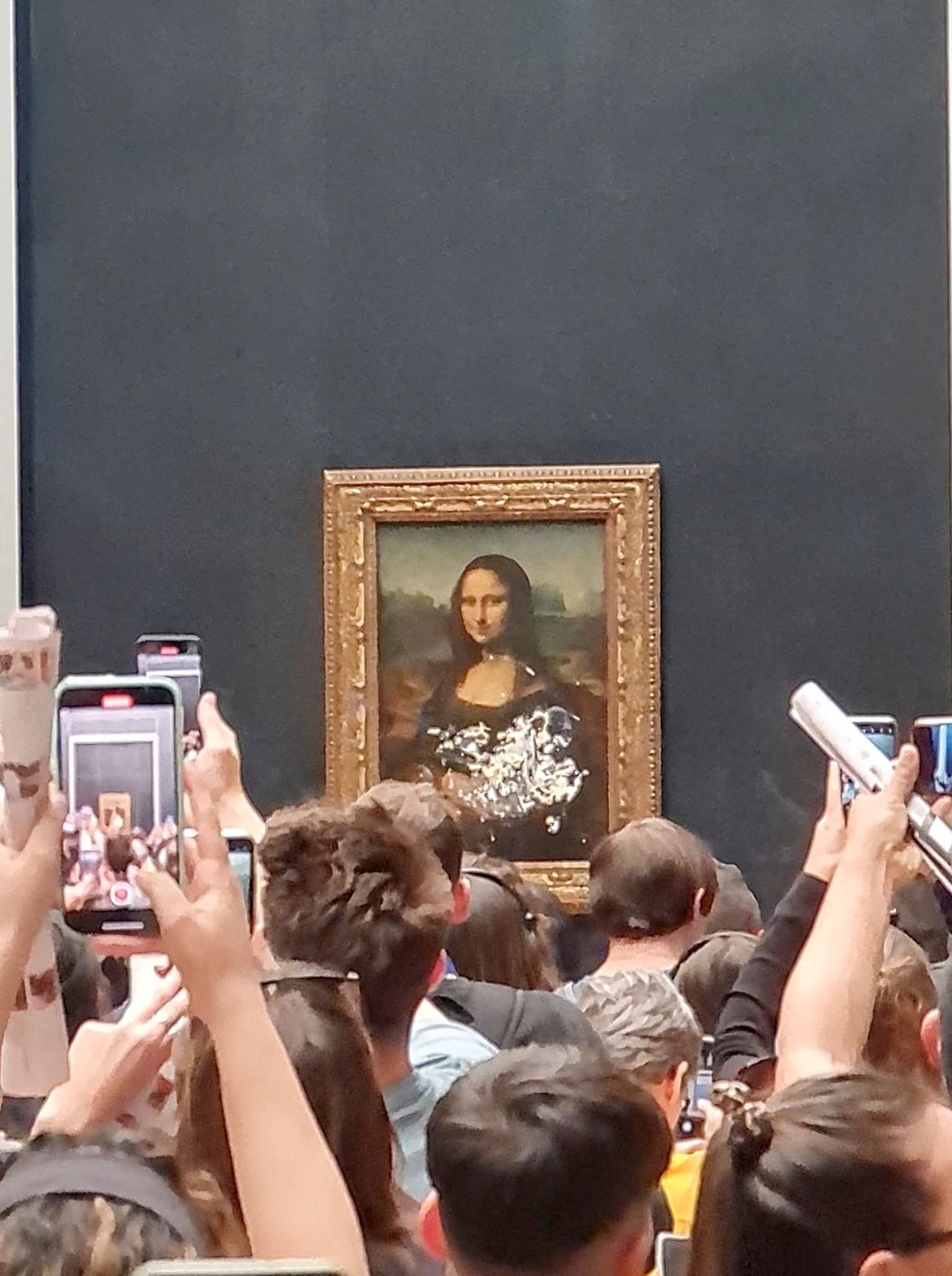 Kliimaprotestija viskas 29. mail 2022 Pariisis Louvre'is asuva kuulsa maali «Mona Lisa» kaitseklaasi pihta kreemikoogi