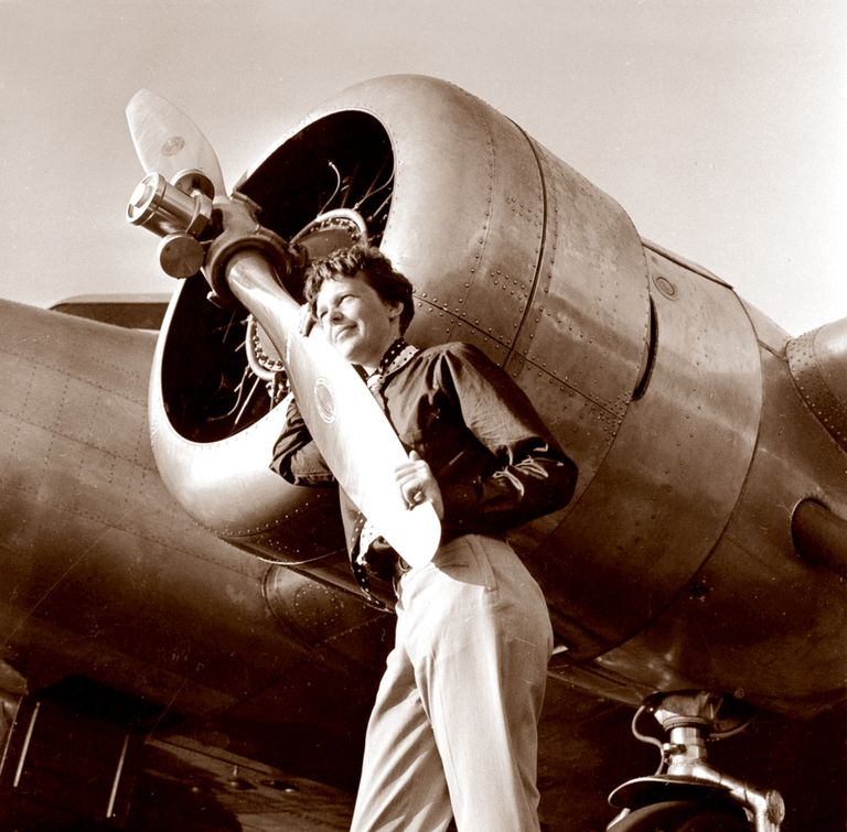 Amelia Earhart poseerimas mais 1937 oma lennuki Lockheed Electra 10E juures Californias Burbanki lennuväljal