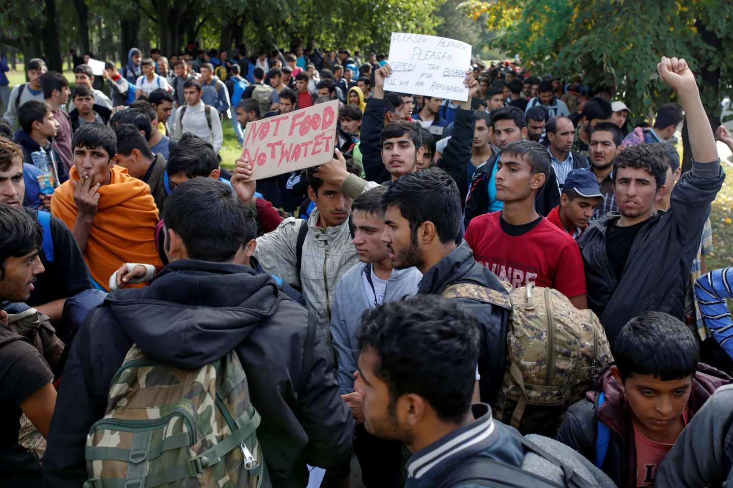 Põgenikud protestimarsil Belgradist Ungari piiri poole.