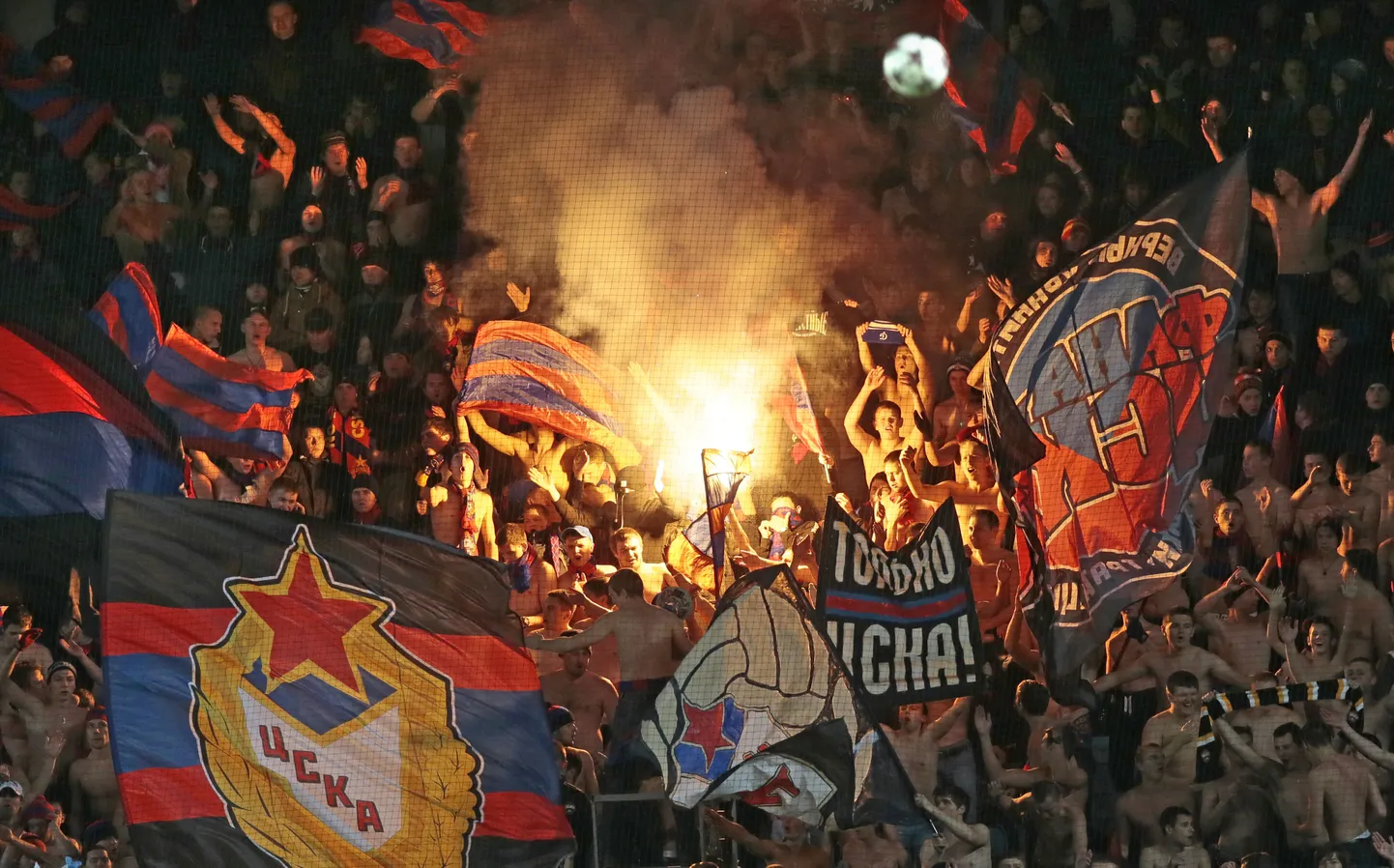 Болельщики ЦСКА на матче с "МанСити" в Москве.