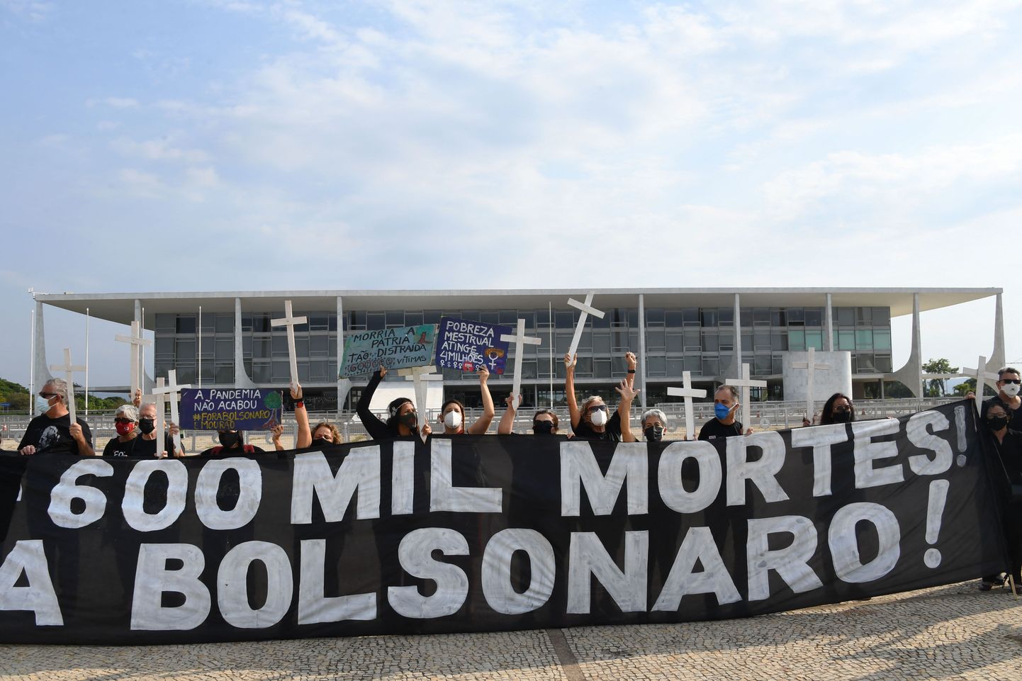 Meeleavaldajad protestimas Brasiilias Planalto palee ees päeval, mil koroonasurmade arv tõusis üle 600 000.