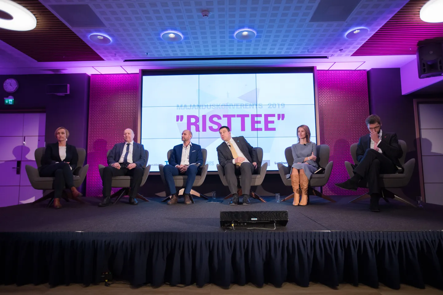 Fotol vasakult Kristina Kallas, Mart Helme, Helir-Valdor Seeder, Jüri Ratas, Kaja Kallas, Jevgeni Ossinovski