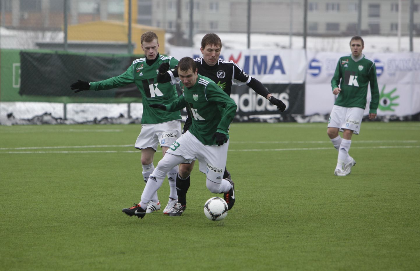 Игроки "Левадии" (в зеленых футболках).
