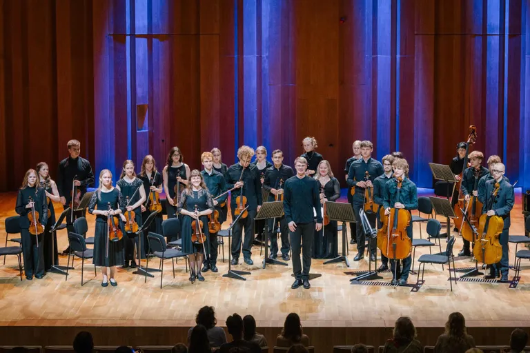Rasmus Puur ja Vanalinna hariduskolleegiumi keelpilliorkester.