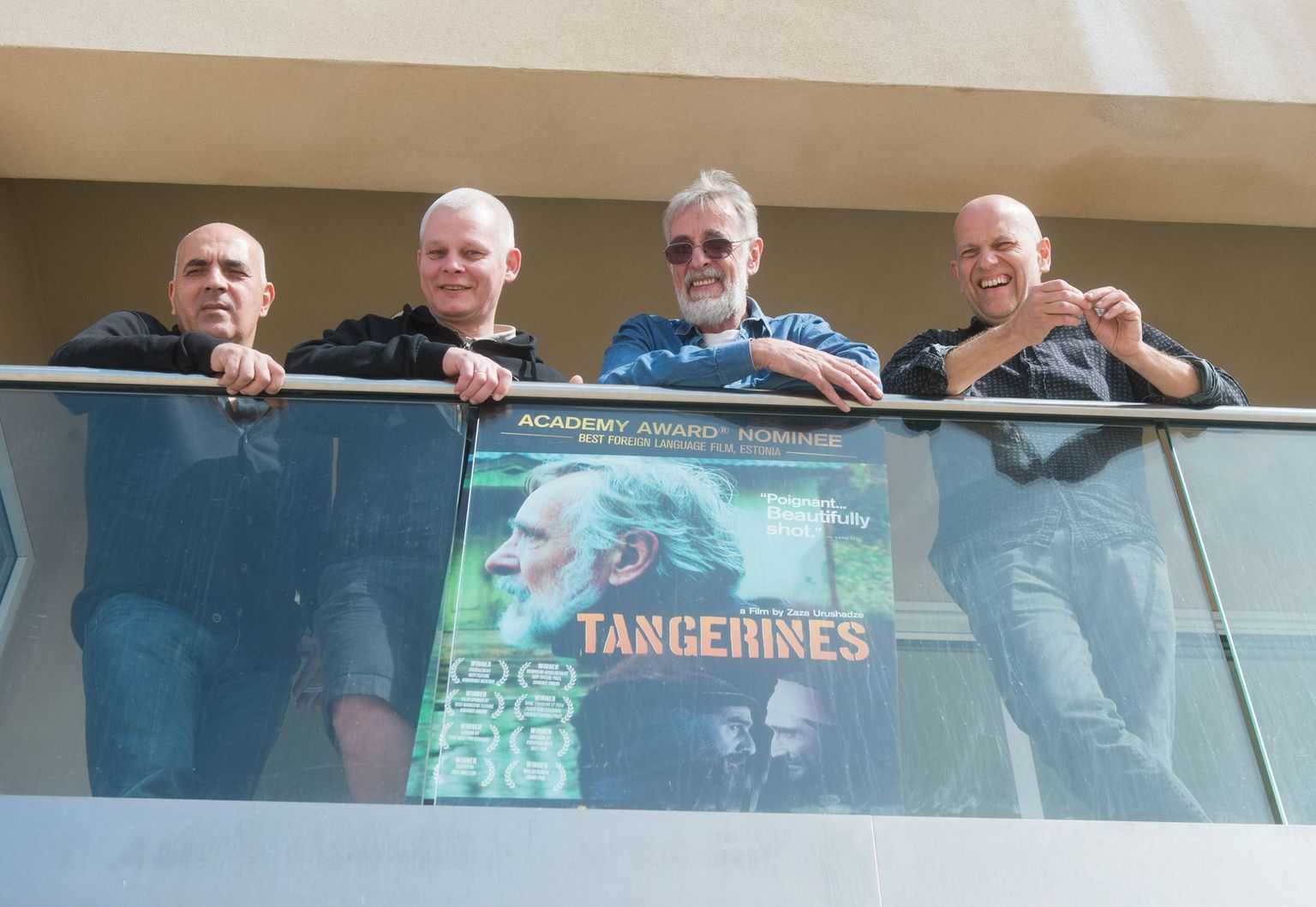 Režissöör Zaza Urušadze (vasakult), operaator Rein Kotov, näitleja Lembit Ulfsak ja produtsent Ivo Felt enda Santa Monica peatuspaiga rõdul «Mandariinide» plakati taustal.