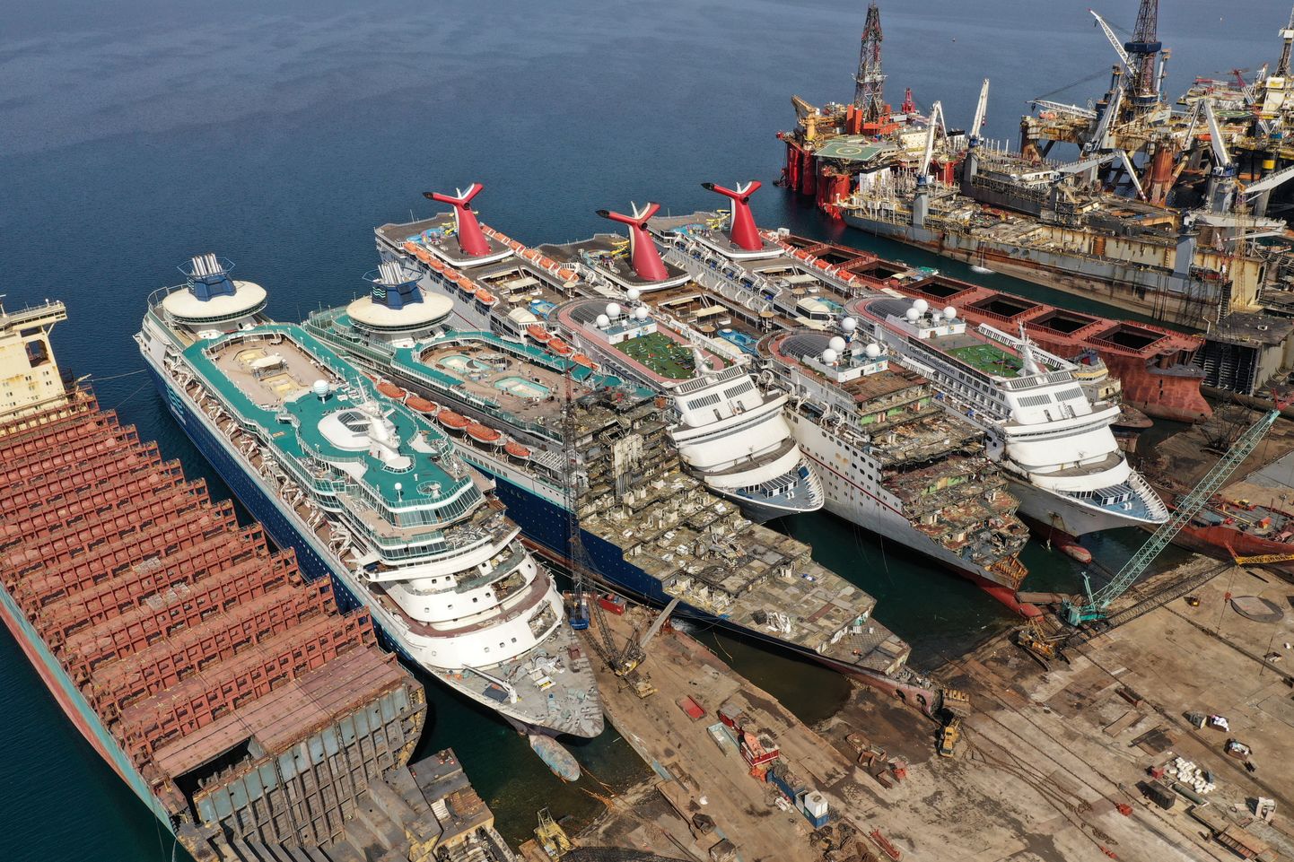 Türgis Izmiris asuvas Aliaga laevaromulas on alustatud kolme Soomes valmistatud luksusliku kruiisilaeva lammutamist. Droonifotol paremalt alates: Imagination, Fantasy ja Inspiration.