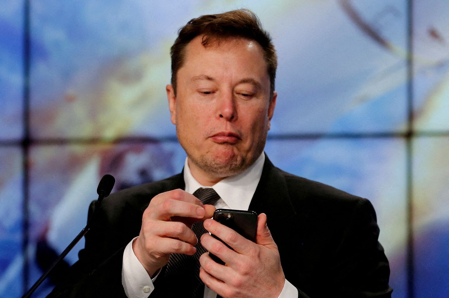 Elon Musk 19. jaanuaril 2020 USA-s Floridas Canaverali neeme kosmosekeskuses nutitelefoni silmitsemas