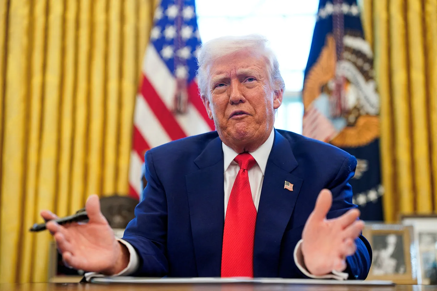 Trump allkirjastab korraldusi ovaalkabinetis. Washington, 9. aprill 2025.