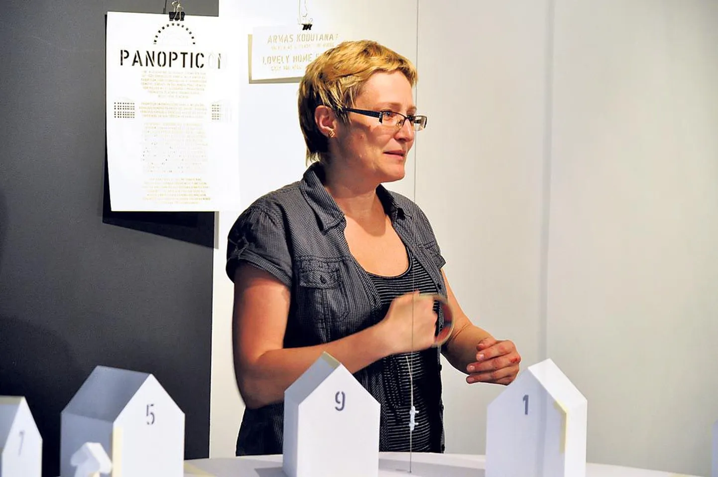 Kunstnik Anne Rudanovski paberist tänava keskele võib vaataja end kõikenägevaks silmaks paigutada.