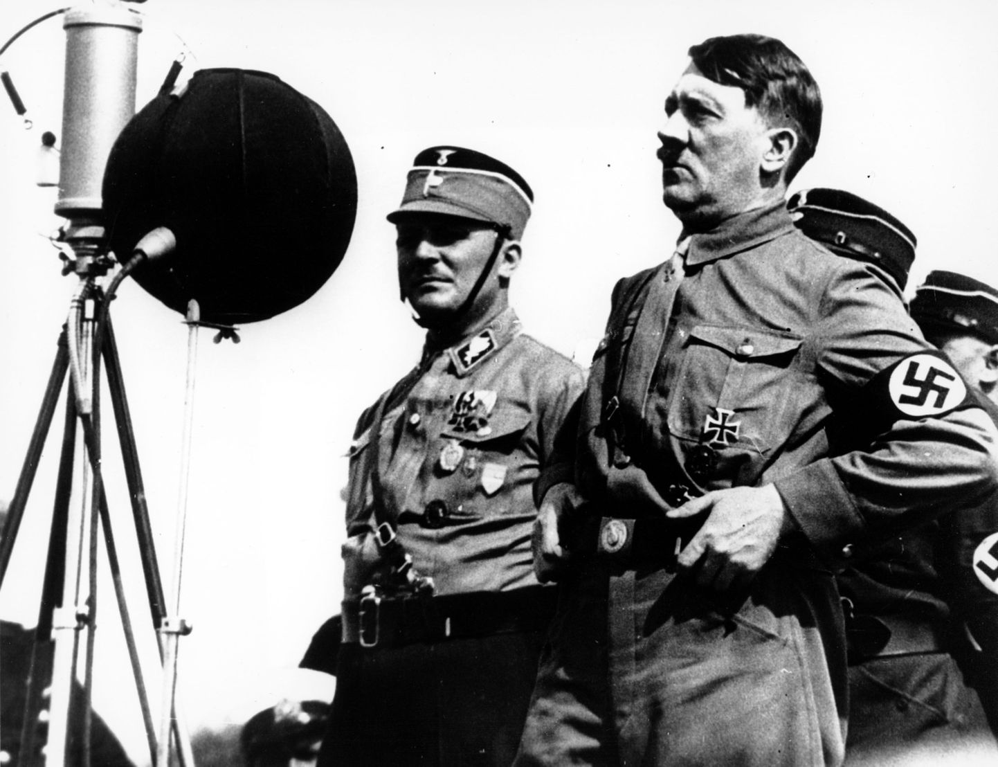 Adolf Hitler rahvale esinemas.