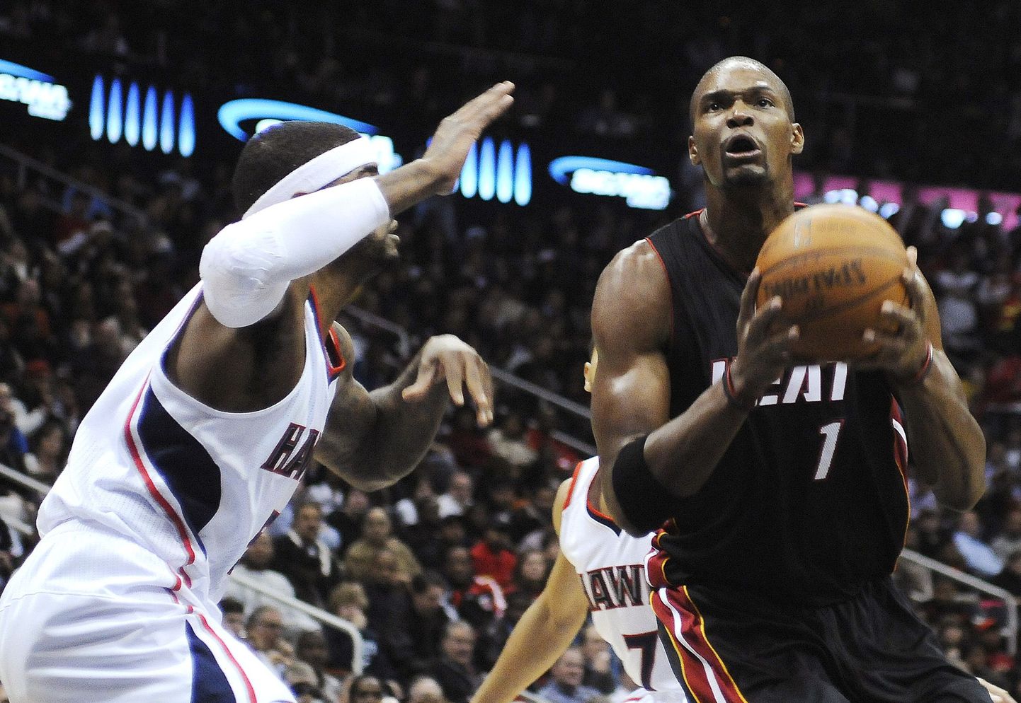 Chris Bosh (palliga) oli mängus Atlanta Hawksi vastu Miami Heati resultatiivseim.