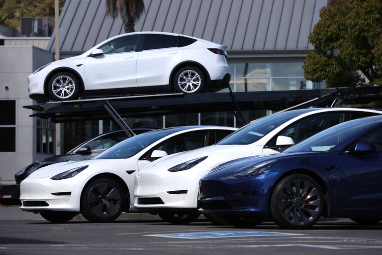 Jaunas Tesla automašīnas