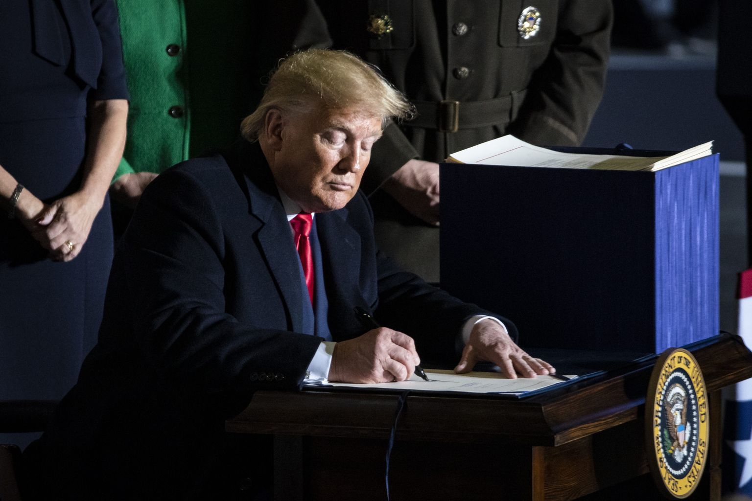 USA president Donald Trump reedel Marylandi osariigis Andrewsi sõjaväebaasis järgmise aasta kaitse-eelarve seadust allkirjastamas.