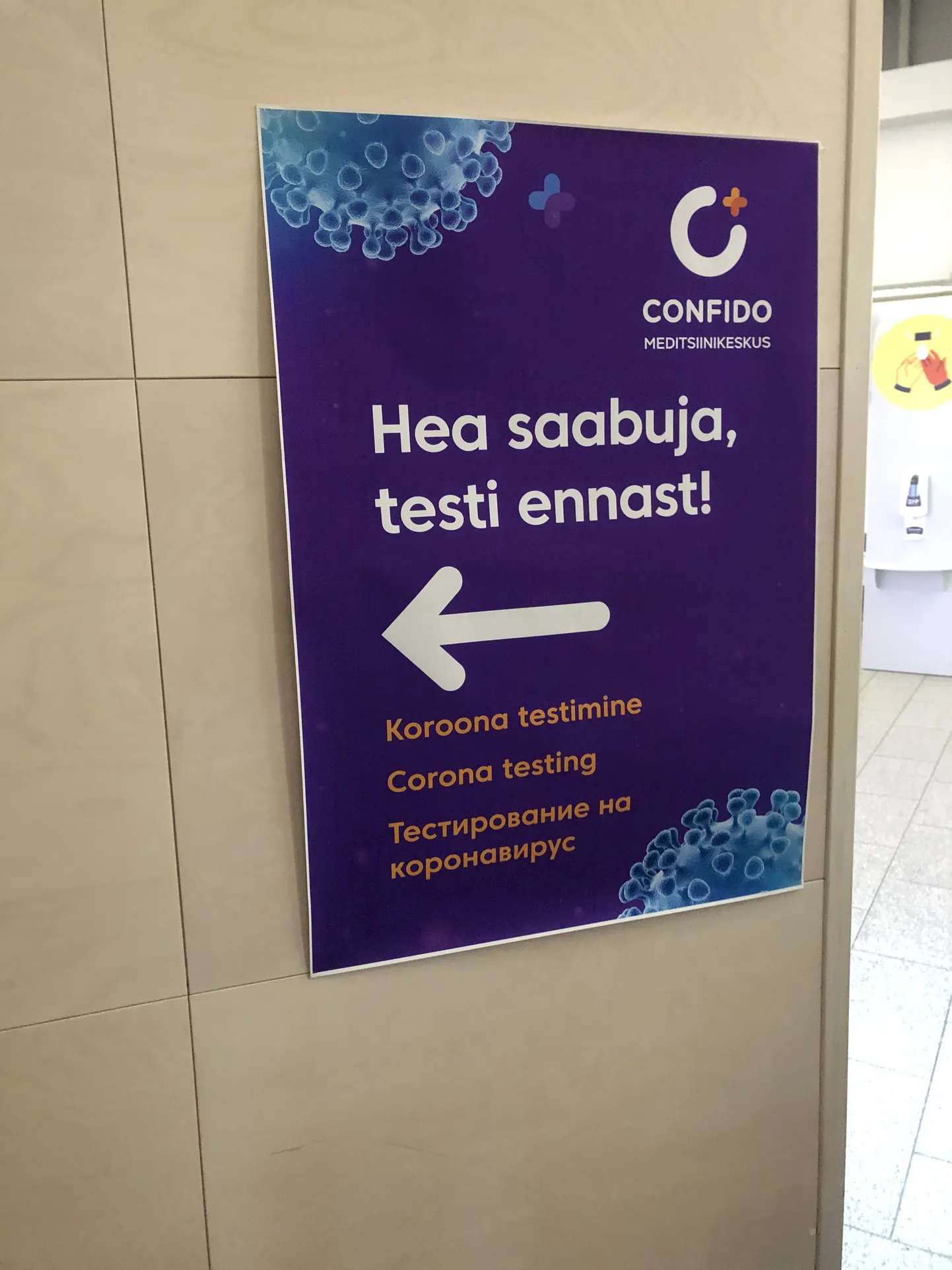 Koroonatesti tegemise võimalusest teavitav plakat Tallinna lennujaamas.